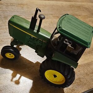 Ertl John Deere Tractor Diecast 1/16